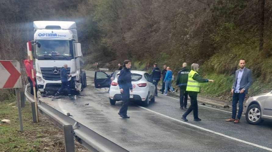 Kako je došlo do ove tragične nesreće za sada nije poznato, ali su po naredbi dežurnog kantonalnog tužioca poduzete sve neophodne istražne mjere