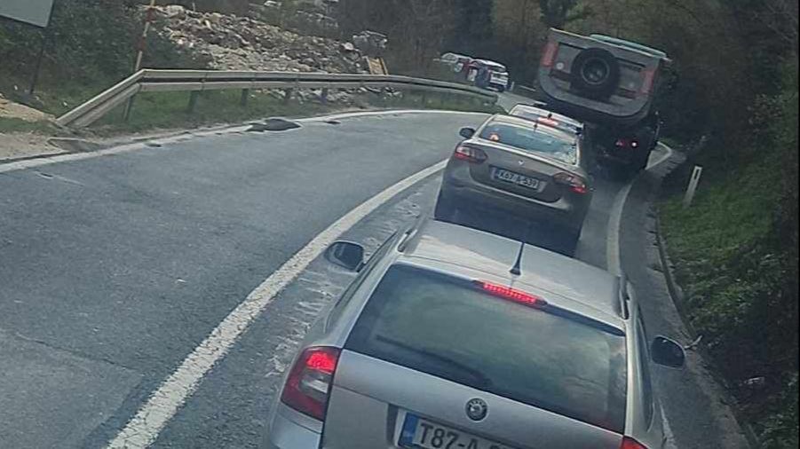 Jeziva nesreća u Jablanici: Poginula jedna osoba, saobraćaj obustavljen