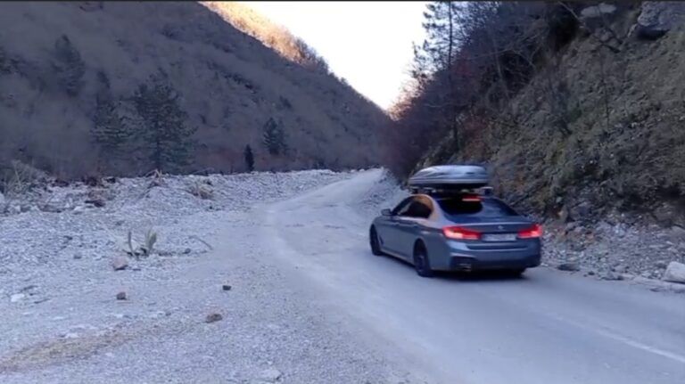 Putni pravac M17.5, koji povezuje Jablanicu i Posušje, nalazi se u katastrofalnom stanju, ostavljajući stanovnike okolnih mjesta u velikim problemima.