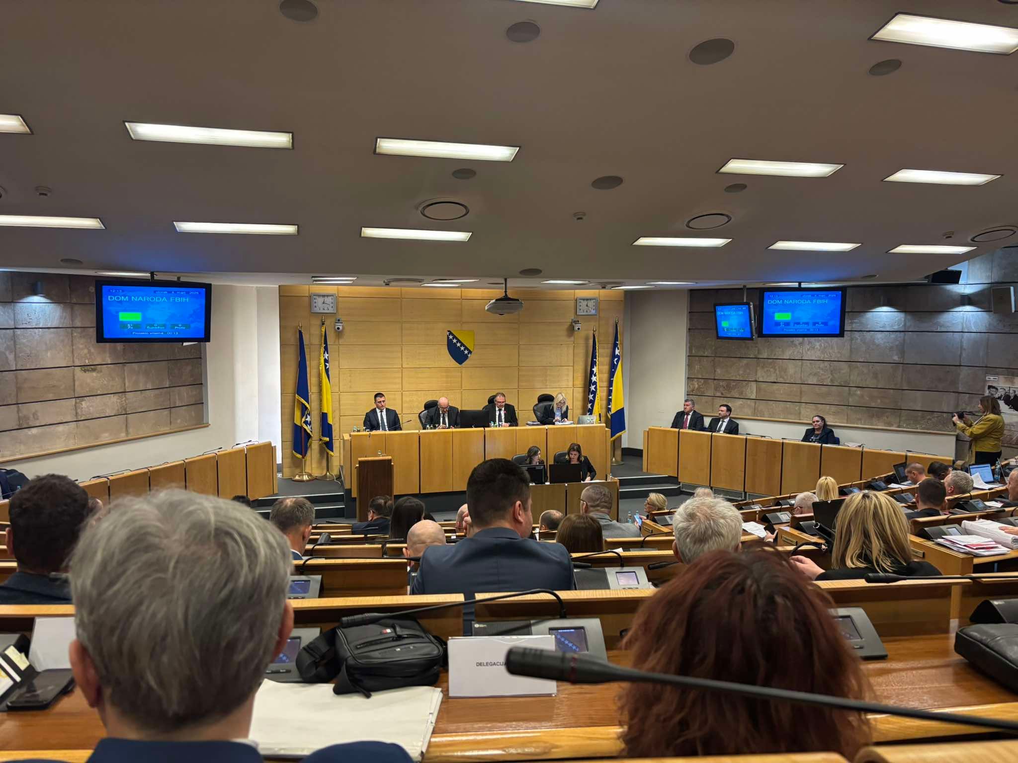 Najviše pažnje privukao je Prijedlog zakona o zaštiti od nasilja u porodici i nasilja prema ženama u Federaciji BiH koji su delegati jednoglasno usvojili. 