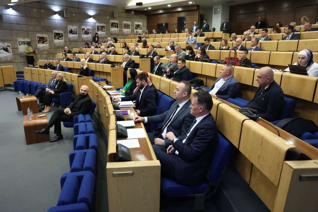 Najviše pažnje privukao je Prijedlog zakona o zaštiti od nasilja u porodici i nasilja prema ženama u Federaciji BiH koji su delegati jednoglasno usvojili. 