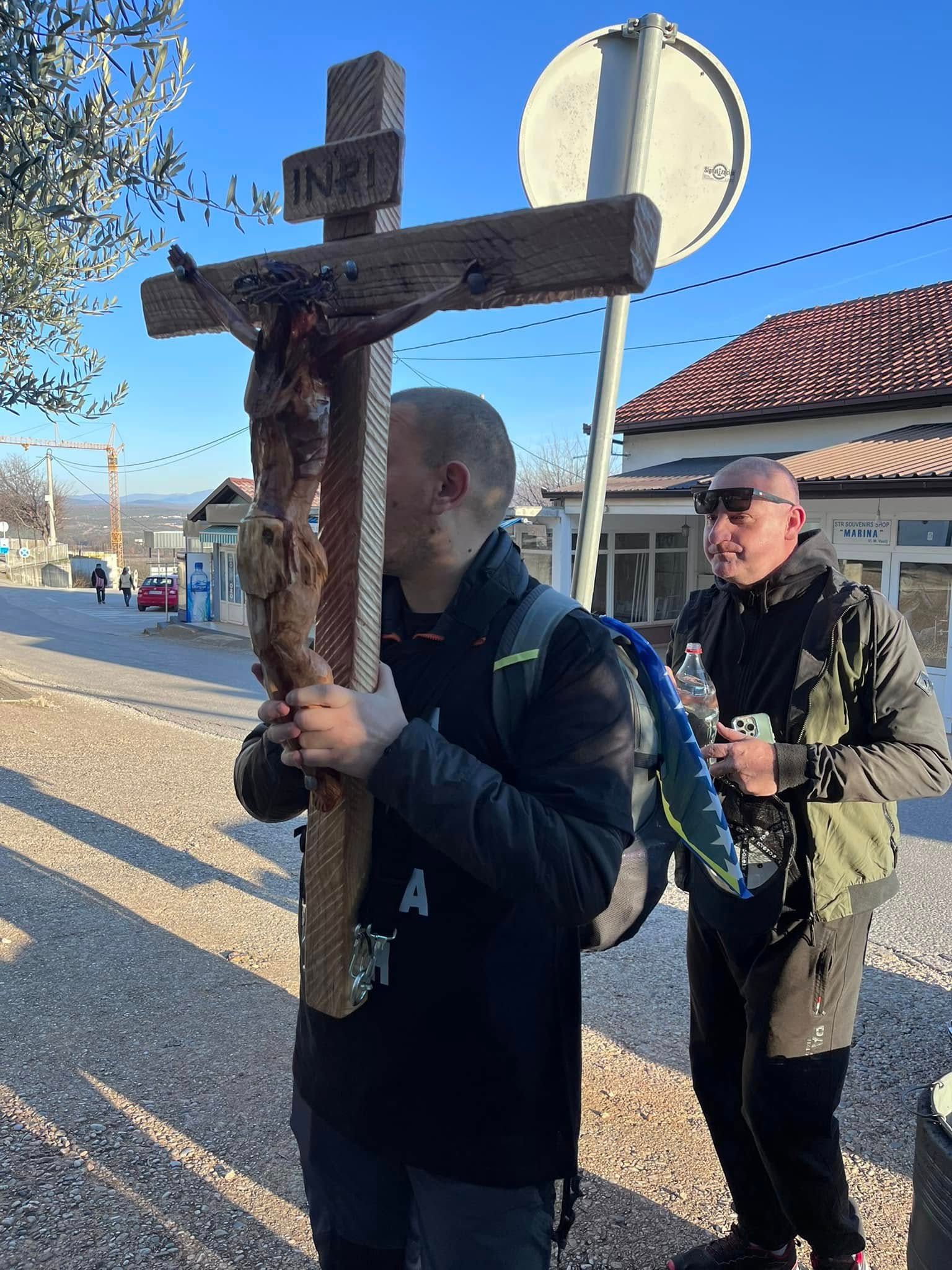 Hodočasnik pomirenja: Josip s križem na leđima pješači 1.000 km kroz BiH
