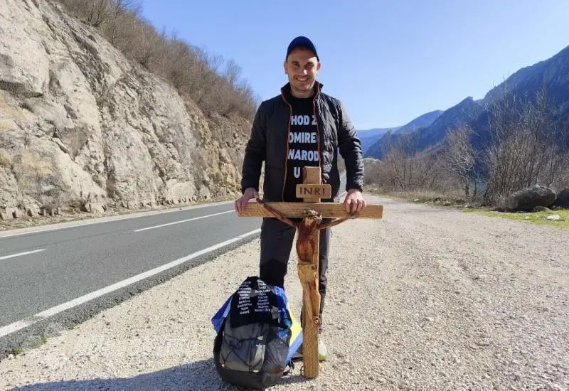Njegovo putovanje započeo je na brdu Križevac iznad Međugorja, a završit će na Veliki petak u Rami.