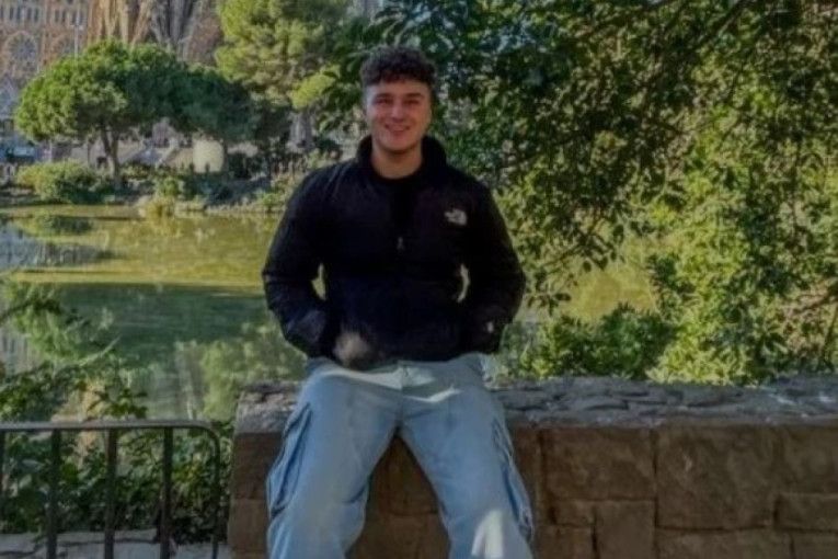 Jovana su glasnim aplauzom dočekali vršnjaci ispred srednje škole Vančo Prke u Vinici, držeći transparent pune riječi zahvalnosti za njegovu žrtvu i hrabrost.