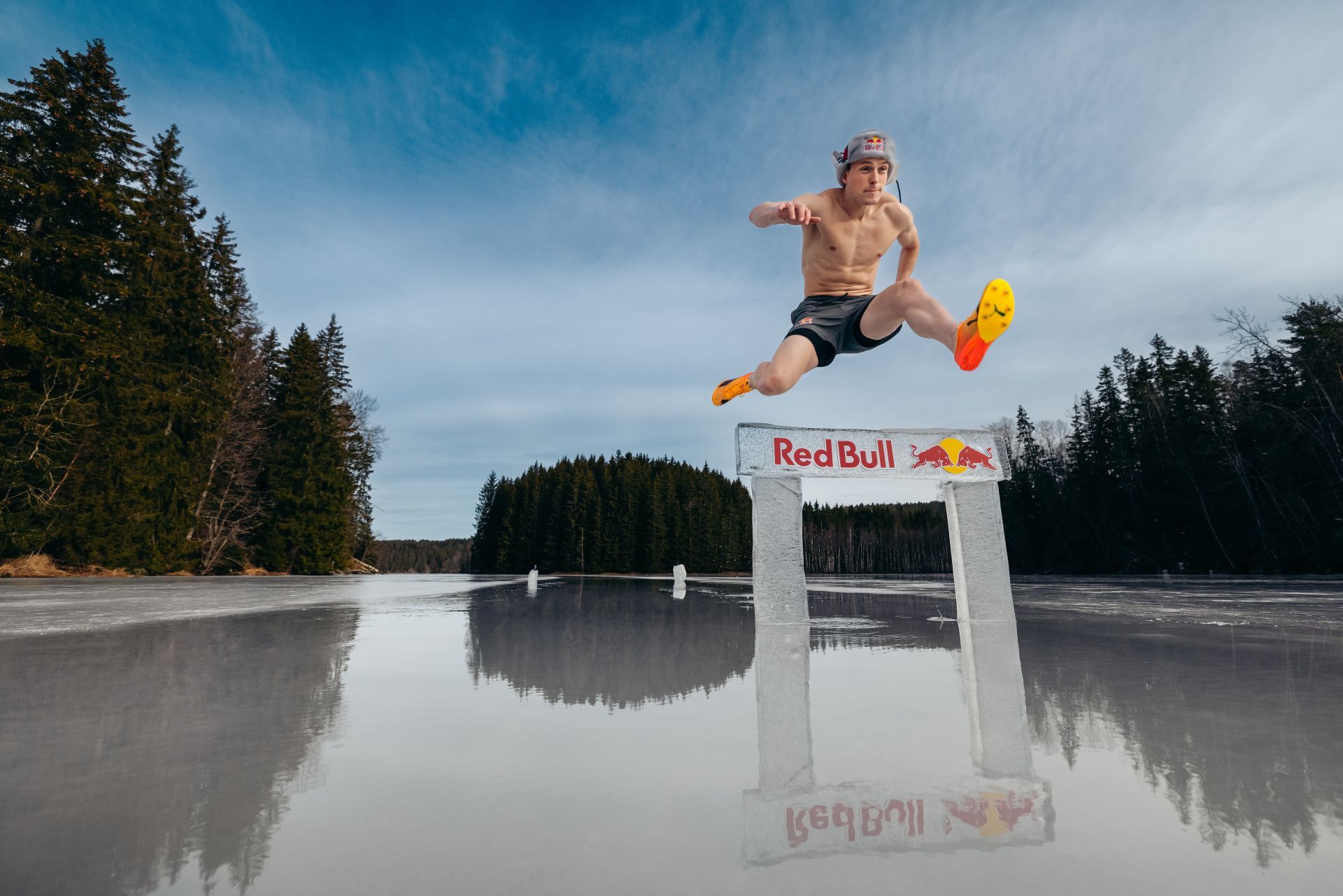 Norveški preponaš Karsten Warholm savladao je ledene prepreke na zaleđenom jezeru uprkos temperaturama ispod nule 