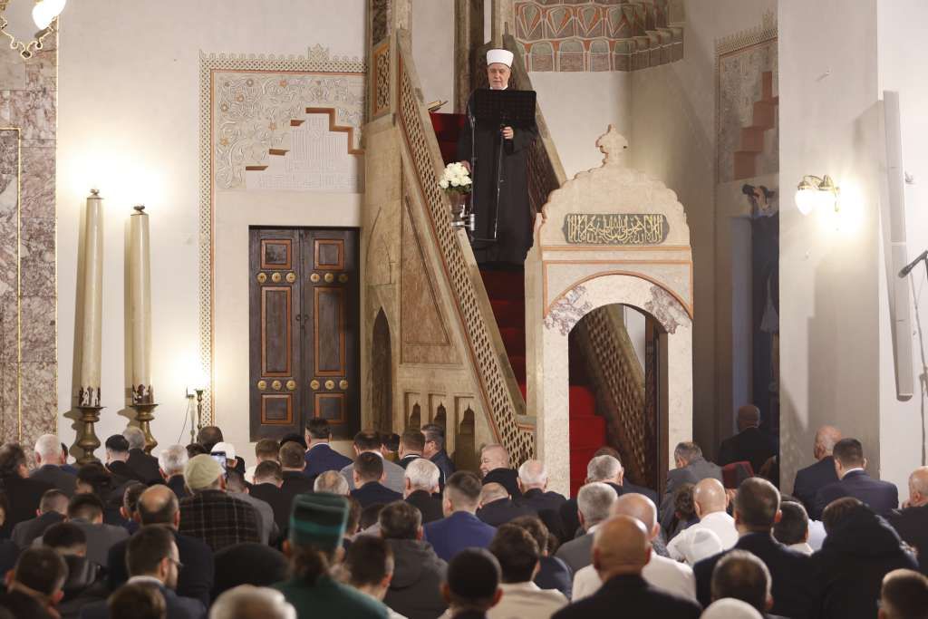 Vjerujem da među nama, u svim ljudima u Bosni i Hercegovini, ima dovoljno razumnih i mudrih ljudi, koji imaju vjere, znanja i morala da grade mostove među nama.