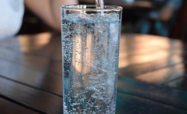 U želji za zdravijim gaziranim pićima, mnogi ljudi konzumiraju gaziranu vodu. Ali da li je ona zdrava kao obična, prirodna voda?