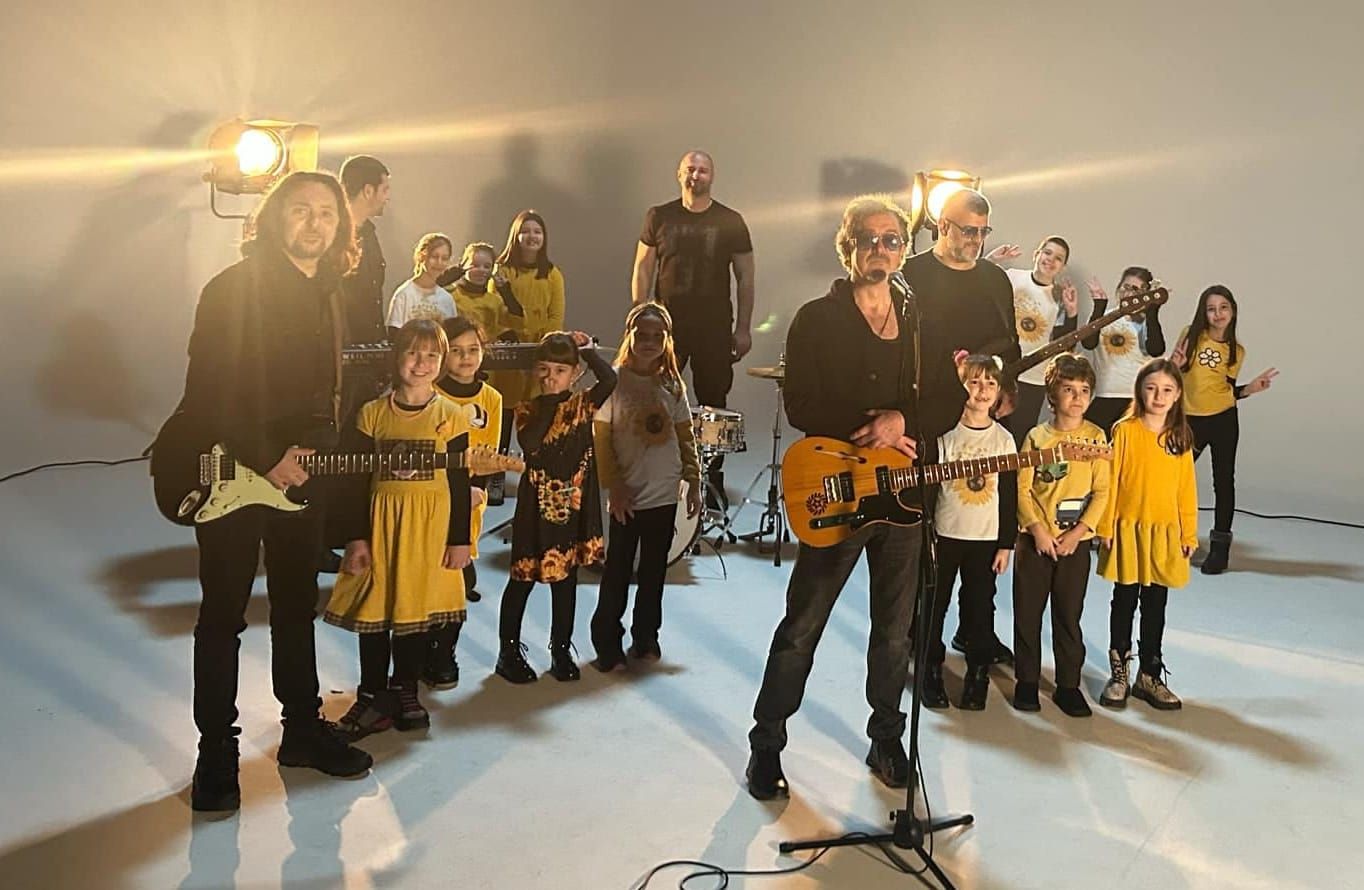 „U svijetu radosti čuvam te od pakosti, ja biću tvoj zaklon od zala i pred mrakom“, dio je refrena pjesme „Gladne oči“, grupe Konvoj. 