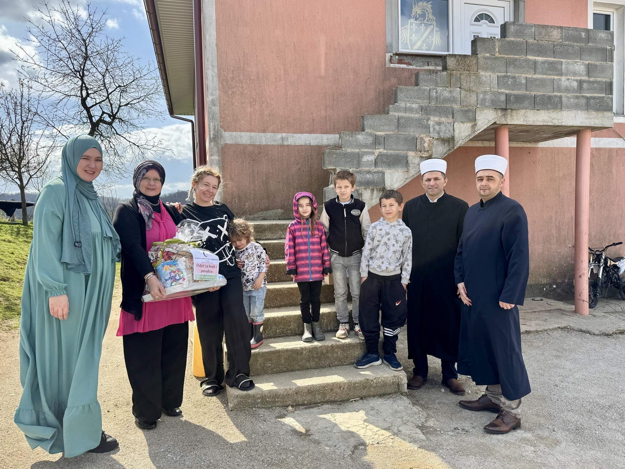 Poklone je u ime reisul-uleme uručila dr. Safija Malkić, voditelj Odjela za brak i porodicu pri Upravi za vjerske poslove Rijaseta Islamske zajednice u BiH.