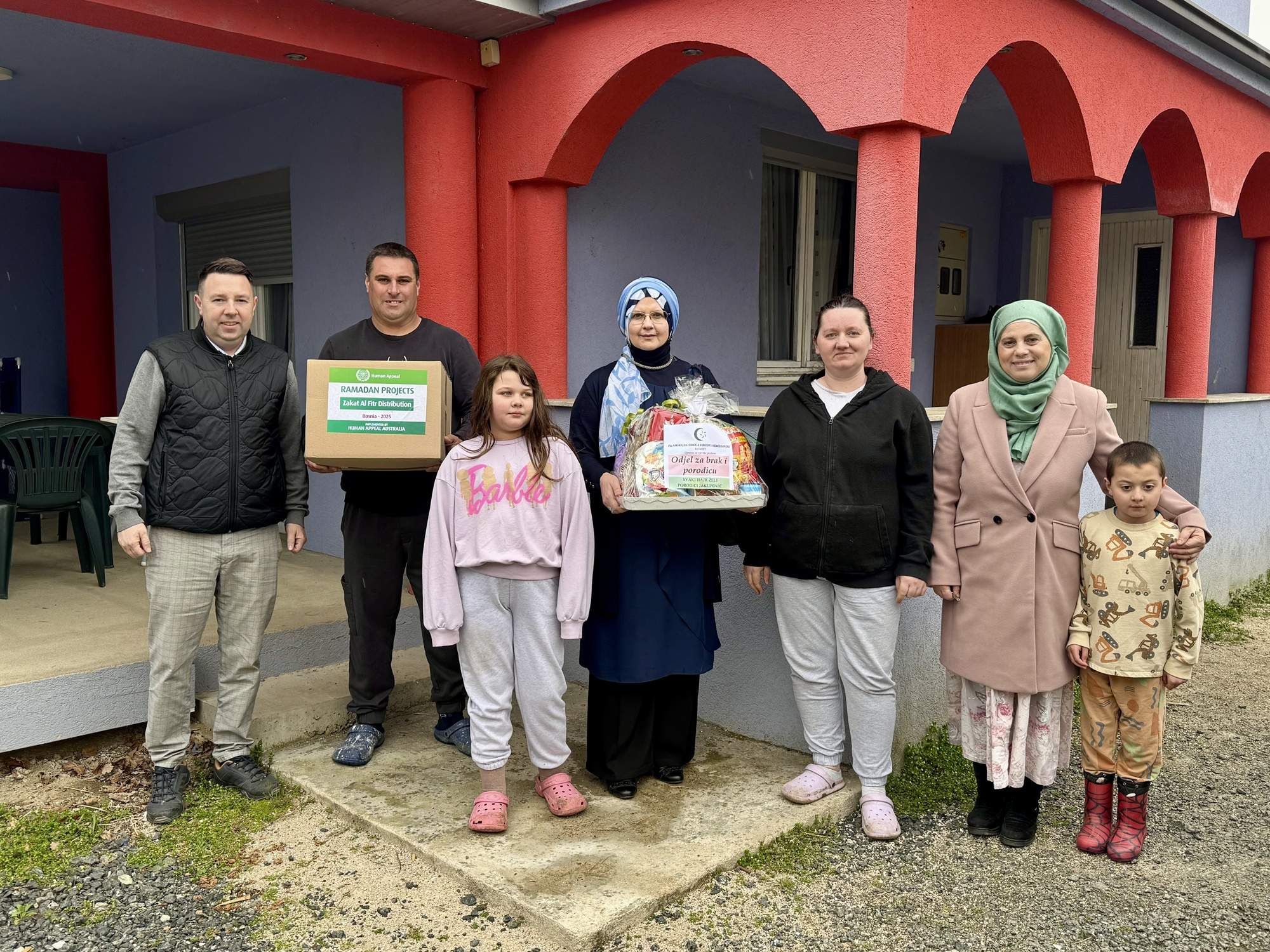 Poklone je u ime reisul-uleme uručila dr. Safija Malkić, voditelj Odjela za brak i porodicu pri Upravi za vjerske poslove Rijaseta Islamske zajednice u BiH.