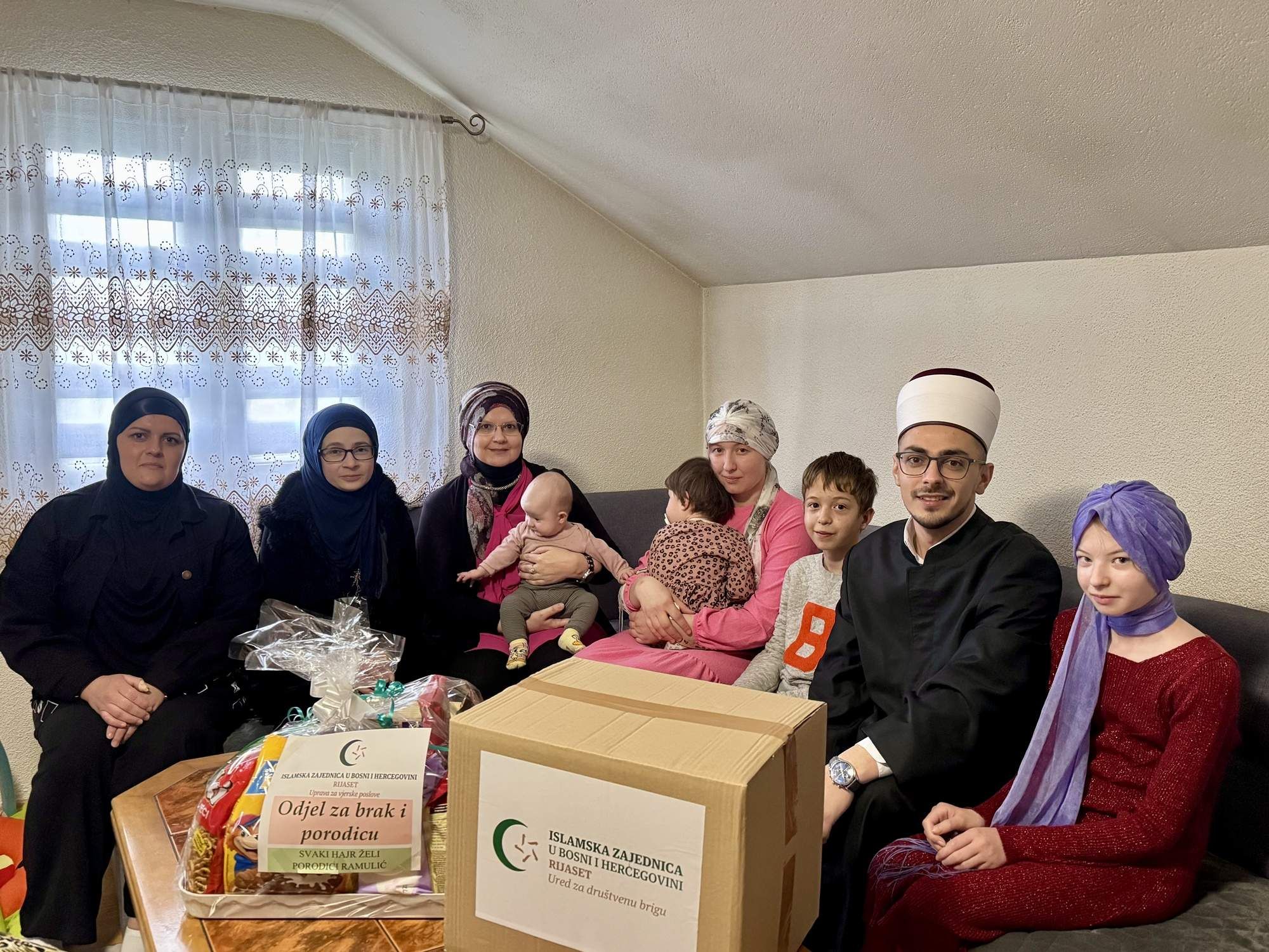 Podrška natalitetu: Reisul-ulema darovao devet porodica u Bosanskoj krajini