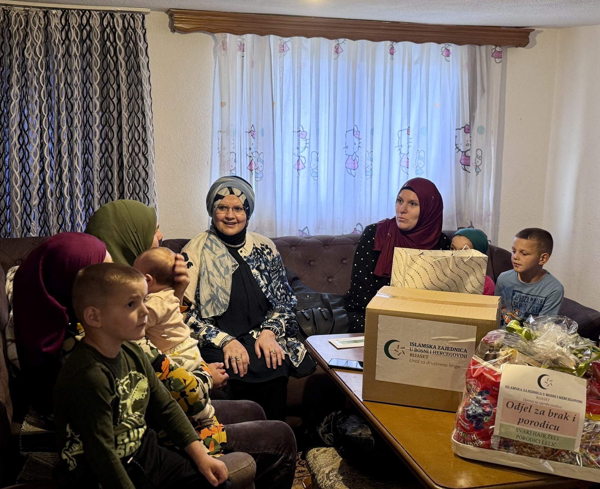 Podrška natalitetu: Reisul-ulema darovao devet porodica u Bosanskoj krajini