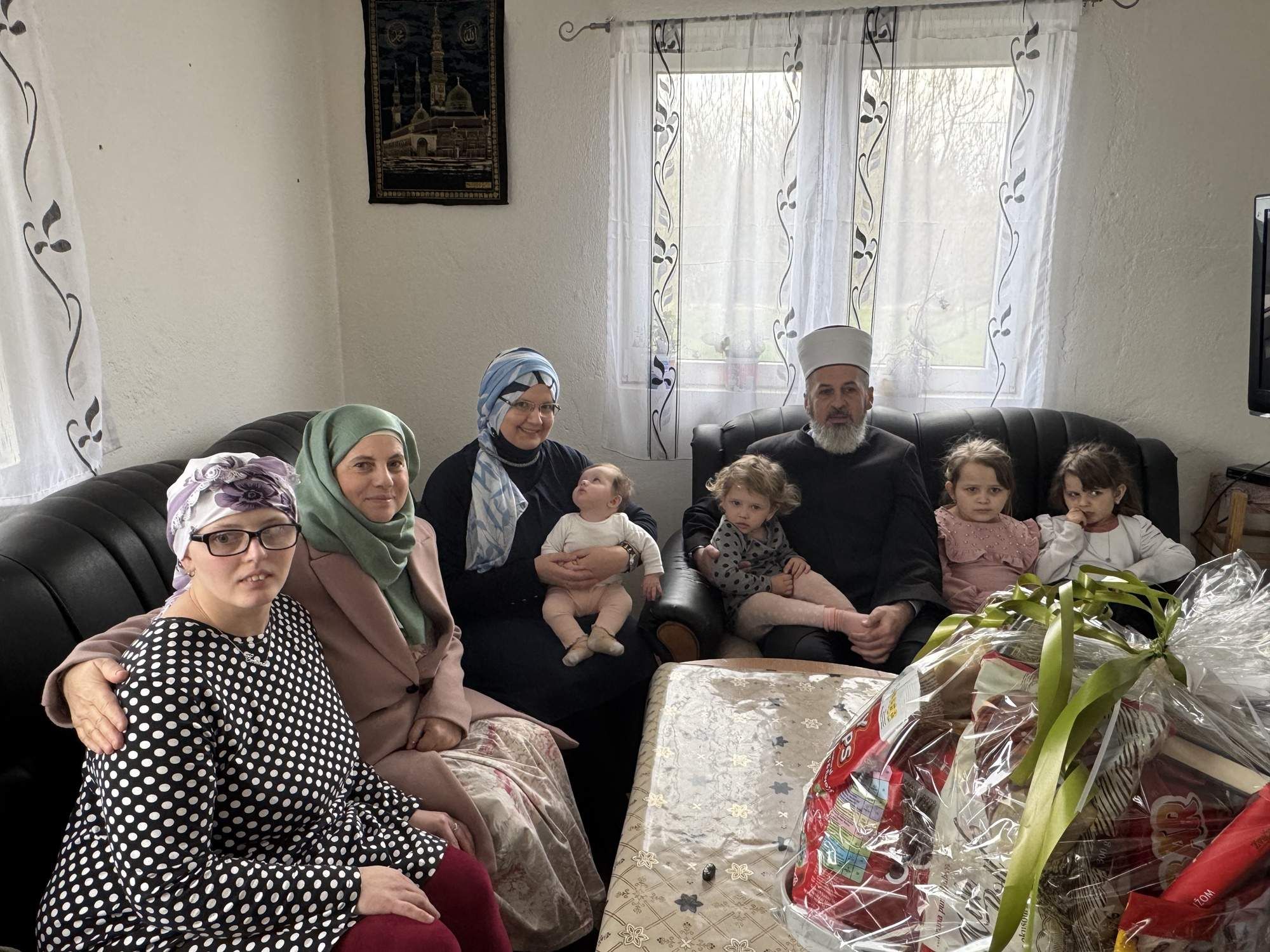 Podrška natalitetu: Reisul-ulema darovao devet porodica u Bosanskoj krajini