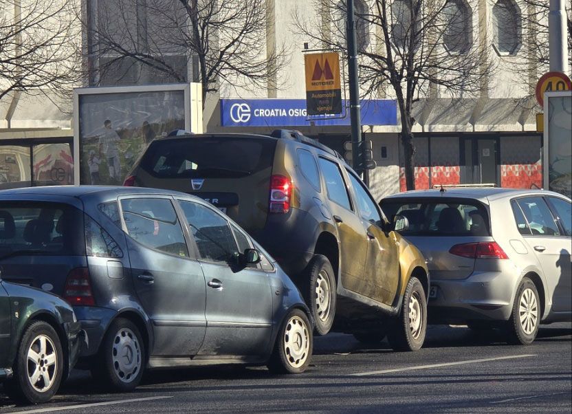 Za kratko vrijeme lančani sudar izazvao je velike gužve u saobraćaju, budući da je lijeva traka potpuno blokirana.