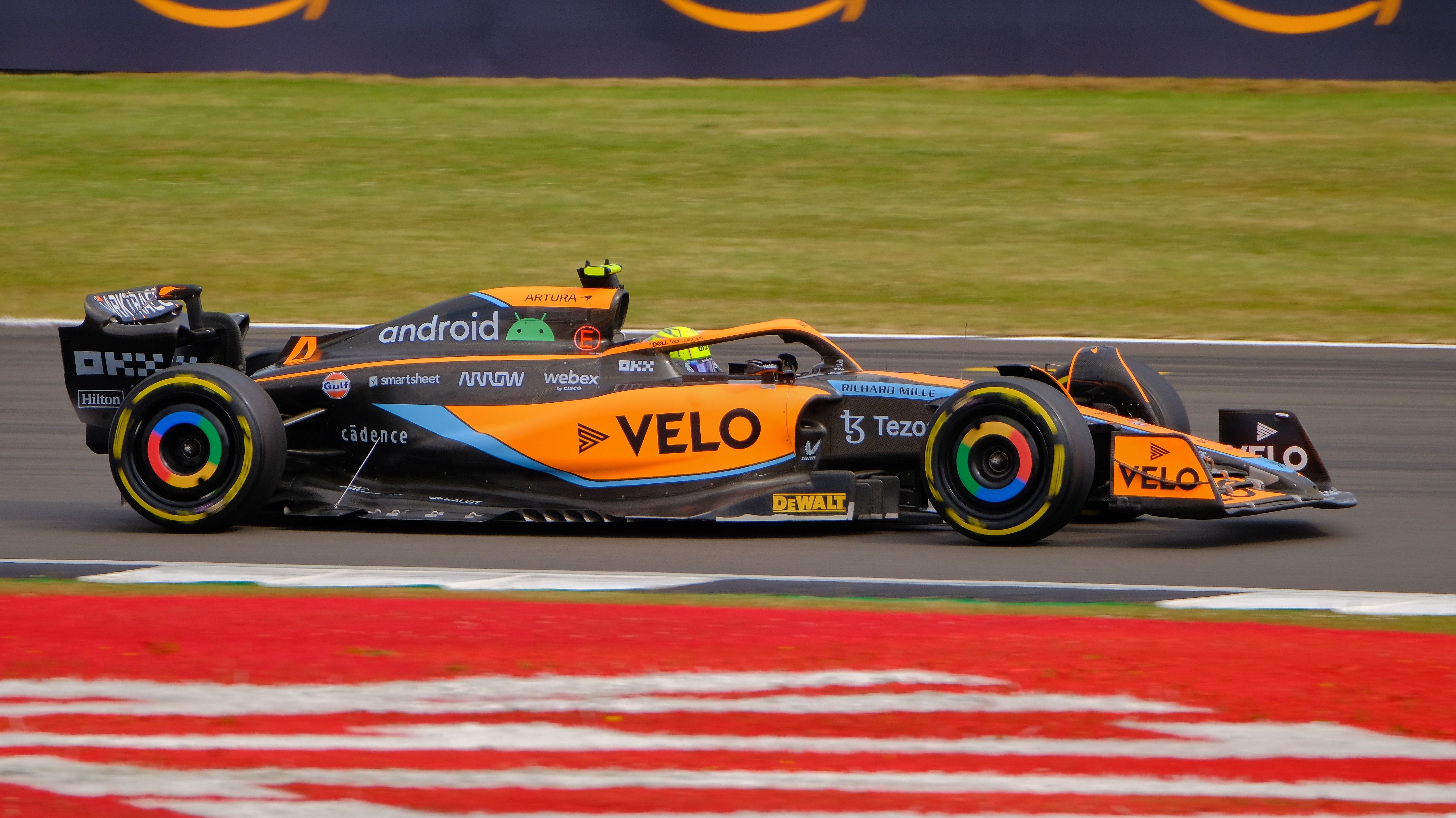 Oscar Piastri, australski vozač Formule 1 potpisao je produženje ugovora s McLarenom uoči otvaranja sezone i Velike nagrade Australije u Melbourneu.