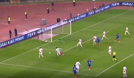 Sudija je brzo intervenisao kako bi smirio situaciju, a Mbappe se ubrzo udaljio.