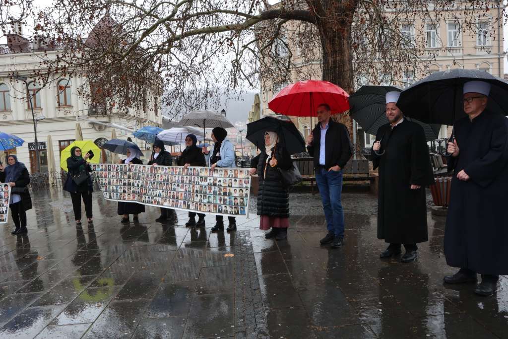 Majke žrtava genocida se okupile u Tuzli: Strah je prisutan u Srebrenici, zabrinutost ne prestaje