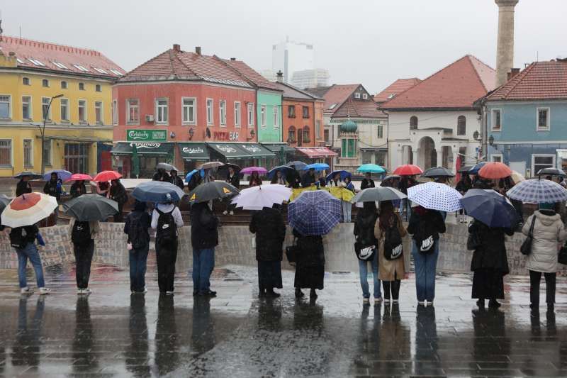 Ističe kako se mnoge porodice koje su preživjele genocid svakodnevno suočavaju s bolnim sjećanjima.