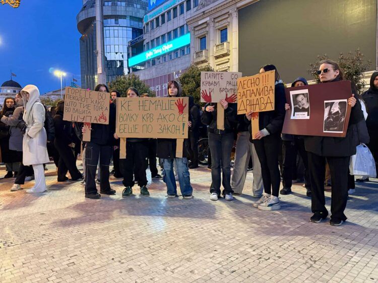Za 18 sati počeli su protesti u Skolju i drugim gradovima Sjeverne Makedonije nakon stravične tragedije u Konačima u kojoj je 59 ljudi izgubilo život u diskoteci.