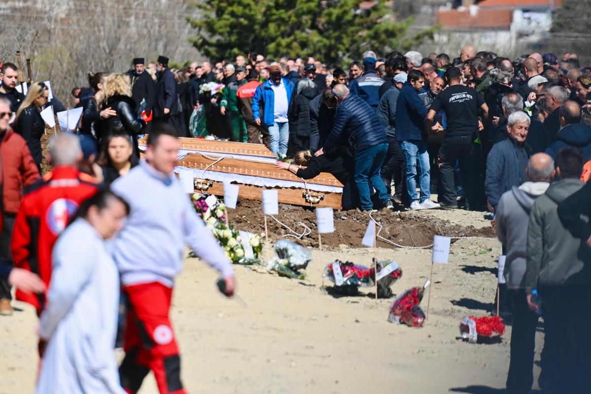 Najtužniji dan za Makedoniju: Članovima porodica poginulih pozlilo na groblju! Bol i tuga su ogromni