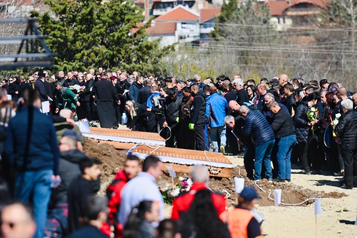 U četvrtak 20. marta 2025. godine, širom Sjeverne Makedonije održavaju se sahrane za 59 žrtava požara u noćnom klubu 'Puls' u Kočanima.