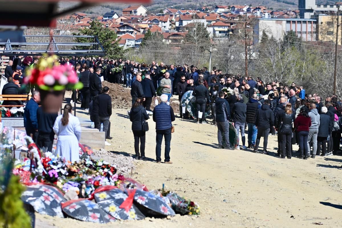 U četvrtak 20. marta 2025. godine, širom Sjeverne Makedonije održavaju se sahrane za 59 žrtava požara u noćnom klubu 'Puls' u Kočanima.