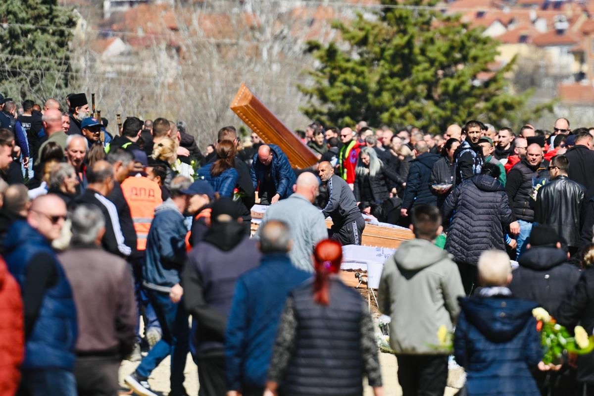 Najtužniji dan za Makedoniju: Članovima porodica poginulih pozlilo na groblju! Bol i tuga su ogromni