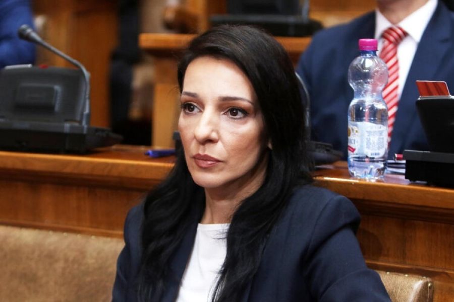 Ona je kazala i da su „providni kao celofan, i to najjeftiniji“.                                                   