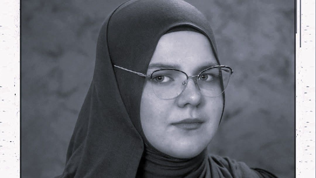 Noć prije je prisustvovala i noćnom namazu u džamiji. A danas, kada se pripremamo za najodbraniju noć u godini, njena duša kreće u okrilje Njenog Gospodara. 