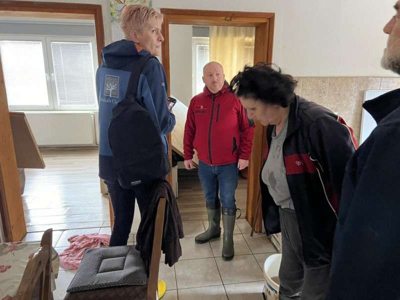 Tokom noći i narednog dana, Adem Hadžalić je svojim čamcem iz poplavljenog Starog Grada prevezao ukupno 11 komšija.