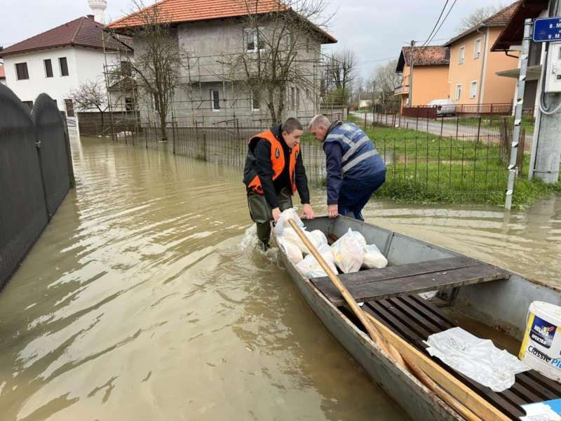 Tokom noći i narednog dana, Adem Hadžalić je svojim čamcem iz poplavljenog Starog Grada prevezao ukupno 11 komšija.