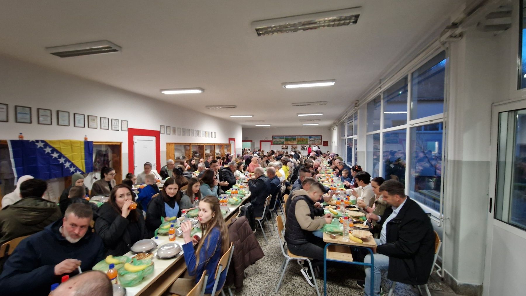 Iftar u Prozoru podržala je Humanitarna organizacija    "Milost" iz Norveške, kojoj su se posebno zahvalili iz Merhameta Mostar.