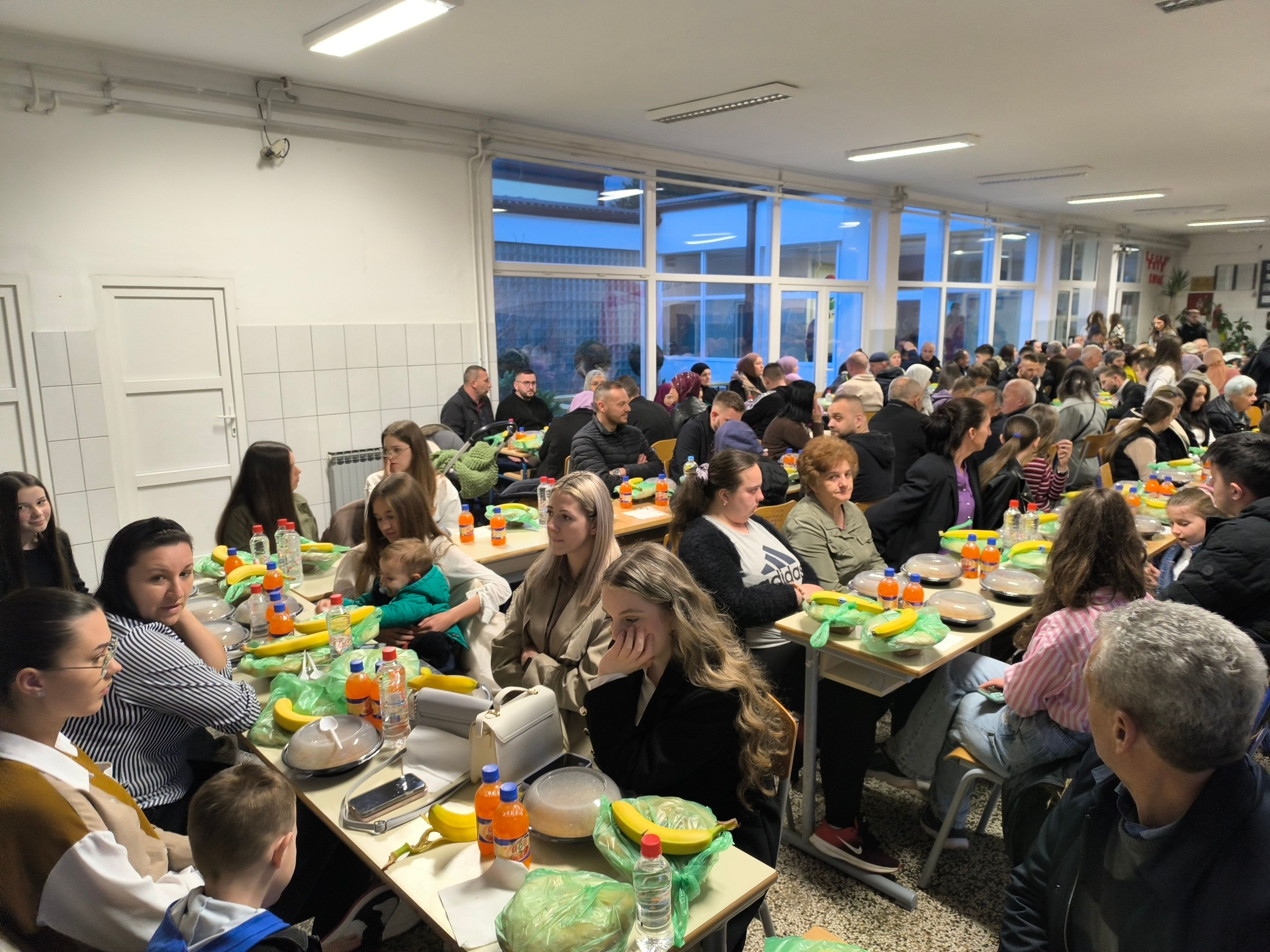 Iftar u Prozoru podržala je Humanitarna organizacija    "Milost" iz Norveške, kojoj su se posebno zahvalili iz Merhameta Mostar.