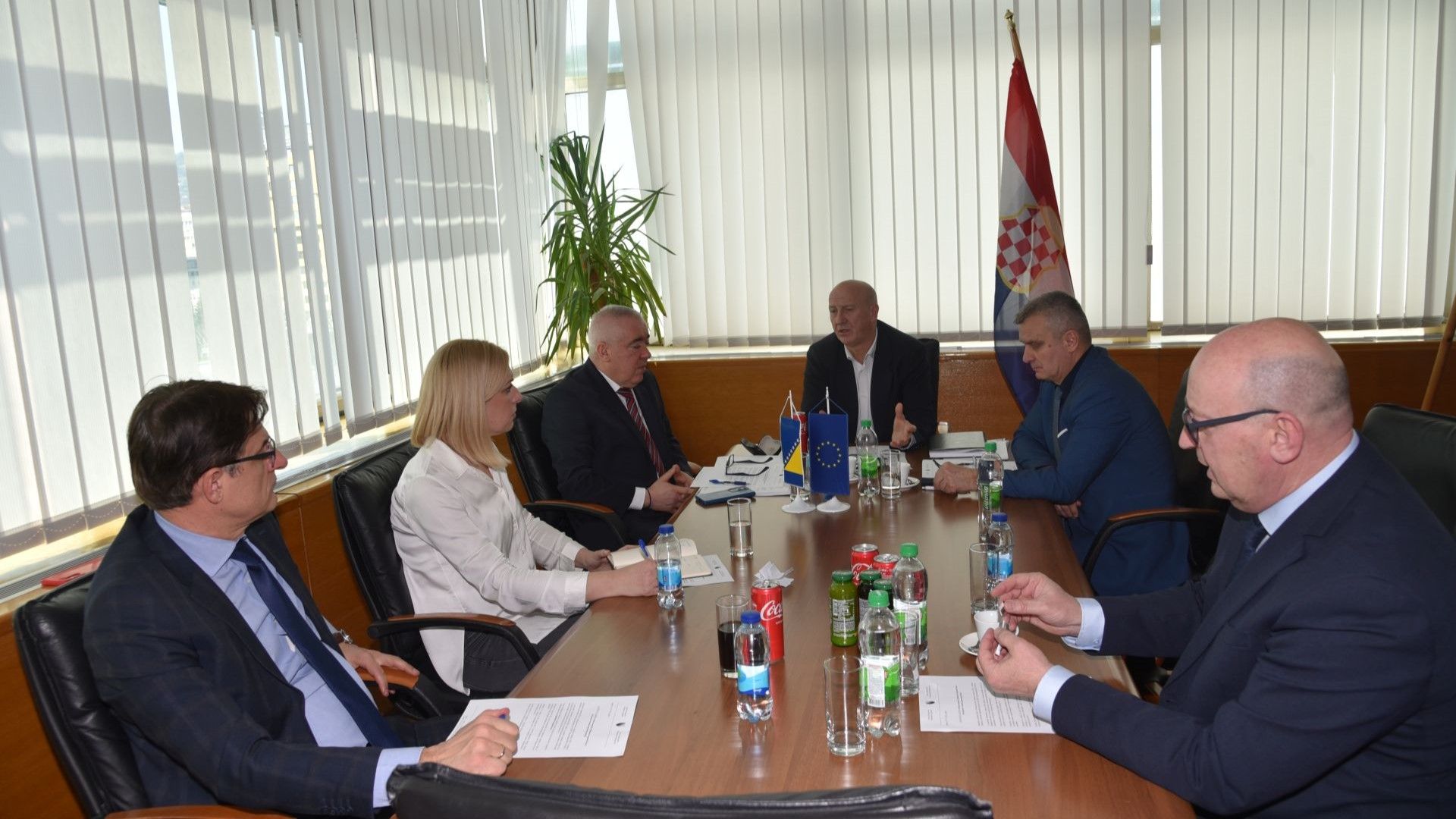 Ovaj sastanak bi prošao sasvim normalno, bez ikakve reakcije da jedan detalj nije privukao pažnju