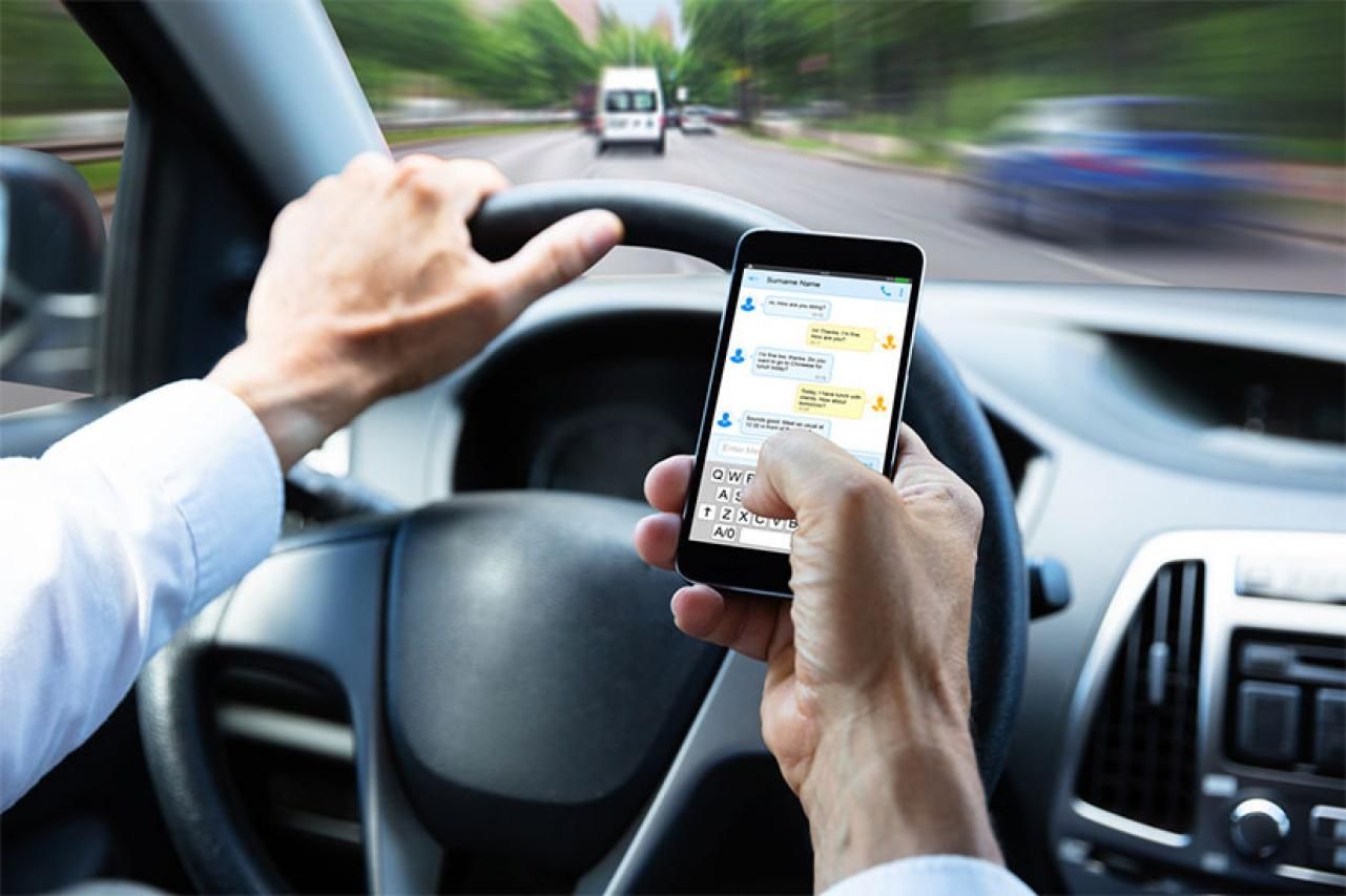 Vozači koji koriste mobilni imaju ograničeno periferno vidno polje i ne uočavaju važne informacije poput saobraćajnih znakova i semafora.