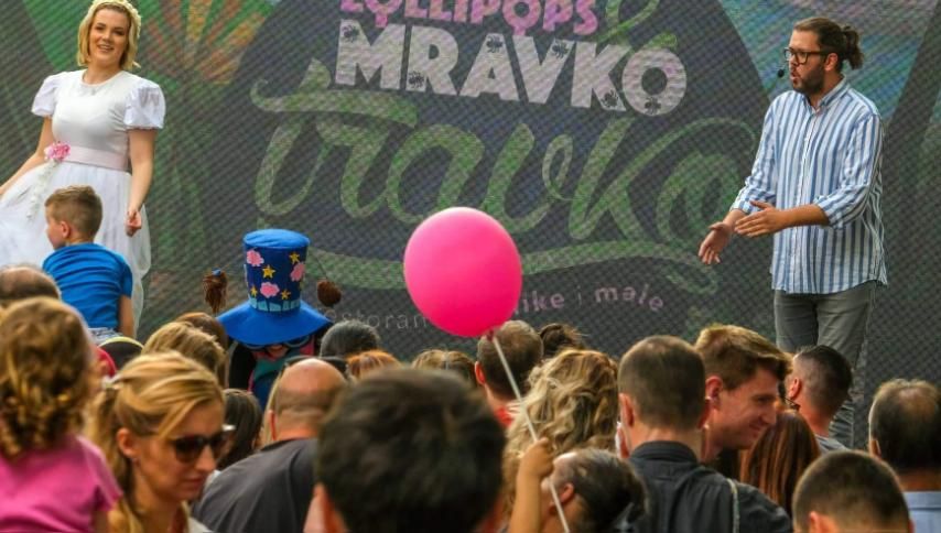 Latif & Mravko Travko vodit će mališane na nezaboravno putovanje kroz muziku i učenje, a na sceni će im se pridružiti mravić iz dječijeg hora Mravko Travko