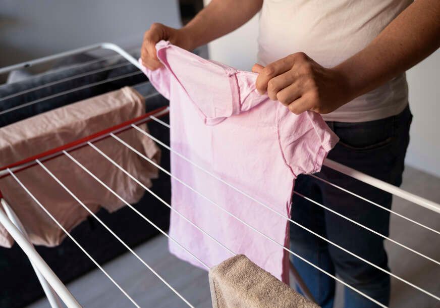 Ukoliko ste primijetili tragove dezodoransa ili znoja na svojoj odjeći, neće vam biti potrebna skupa sredstva, a niti posebne metode za čišćenje. 