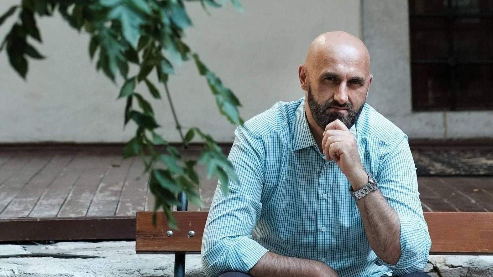 On u svojim pjesmama čuva ljubav i našu tradiciju, miris svoje kuće, avlije i čaršije, sliku svoje majke i svoje supruge, i svega onoga što jesmo mi, kaže ef. Velić