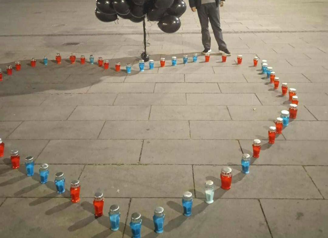 Munja oduševio potezom u Tuzli: 59 svijeća na Trgu slobode za stradale u Sjevernoj Makedoniji