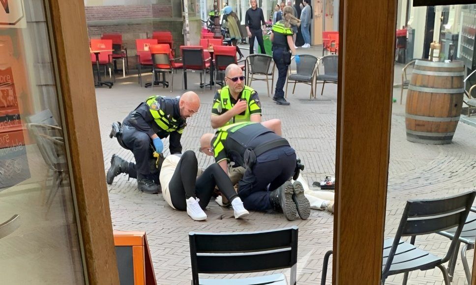 Na lice mjesta u roku od 15 minuta stiglo je najmanje četrnaest policijskih vozila, kao i jedan policajac na motoru.