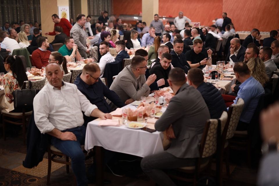 Iftar je organizovan pod pokroviteljstvom stranke Rame Isaka u hotelu u Zenici, a okupio je brojne političke i javne ličnosti.