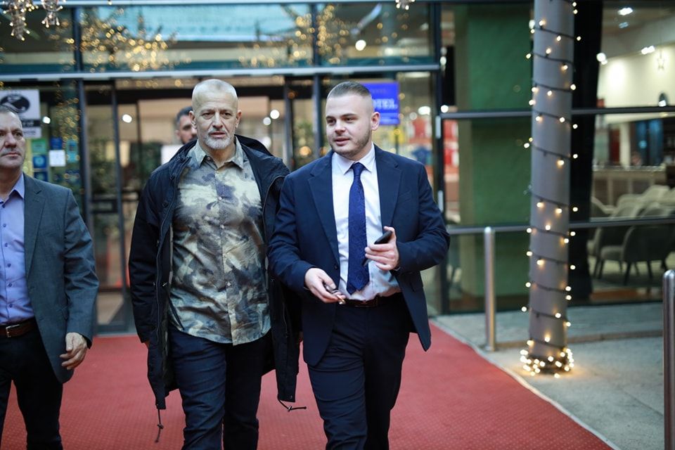 Iftar je organizovan pod pokroviteljstvom stranke Rame Isaka u hotelu u Zenici, a okupio je brojne političke i javne ličnosti.