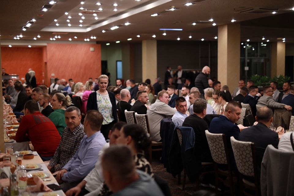 Iftar je organizovan pod pokroviteljstvom stranke Rame Isaka u hotelu u Zenici, a okupio je brojne političke i javne ličnosti.