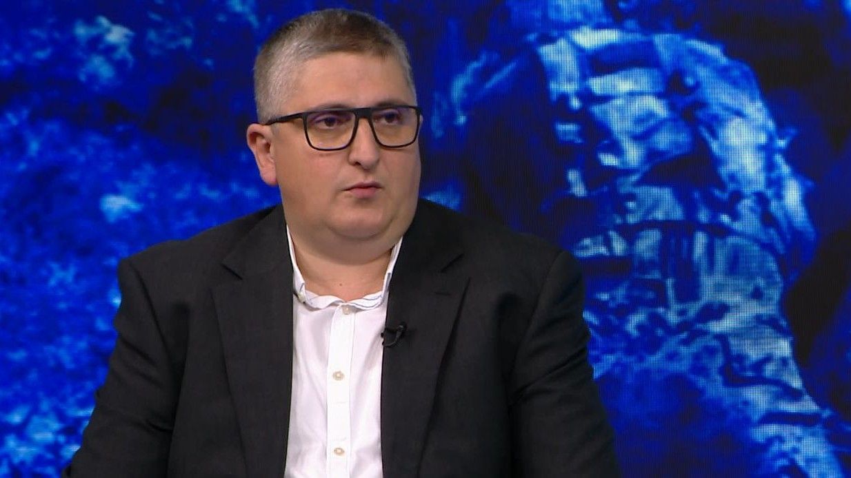 Nema razloga da ljudi leže u zatvoru, jer izgleda da pravna država funkcioniše samo ako se osumnjičeni sami mirno predaju, kazao je Ahatović