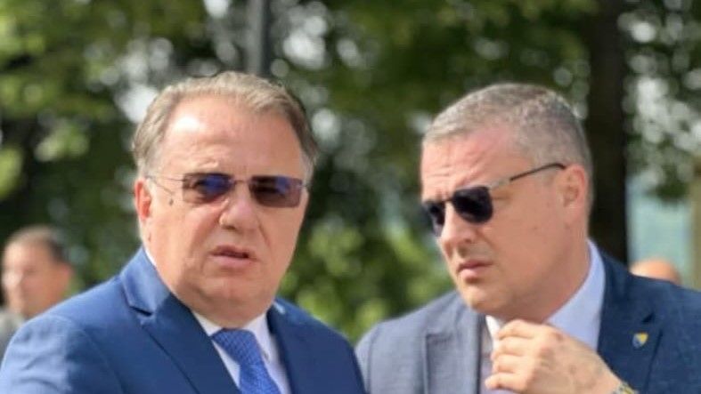 Premijer s osmijehom razgovara o projektima kao što su aerodromi, industrijski pogoni i infrastruktura, a građani BiH i dalje žive u strahu