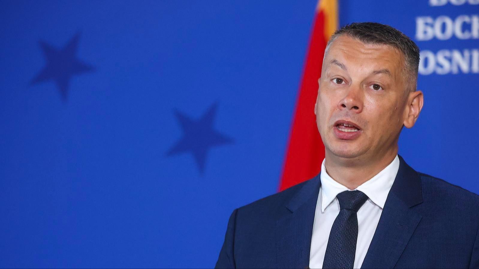 Savjetnik Nešića odlazio u Srbiju, gdje je sjedio sa određenim ljudima koji su pozivali svjedoka Mirka Pandurevića, direktora Romanije puteva