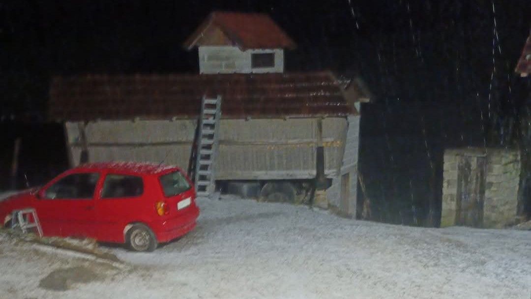 Prije obilnih padavina, večeras je pojedine dijelove sjeverozapadne i sjeverne Bosne zahvatilo nevrijeme sa ledom i grmljavinom kao usred ljeta, navode iz BHMetea