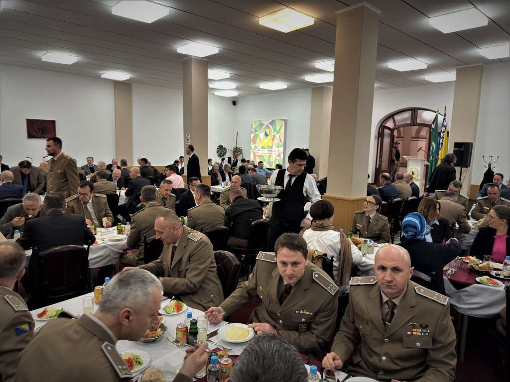 Održan tradicionalni iftar vojnog muftije Hadžića: Prilika za međusobno upoznavanje