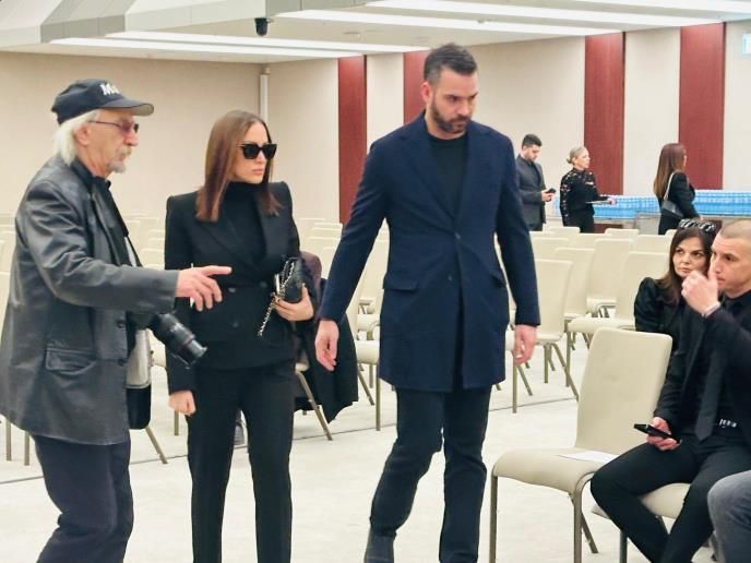 Trudna Aleksandra Prijović suze krije crnim naočarima: Sa suprugom Filipom stigla na komemoraciju