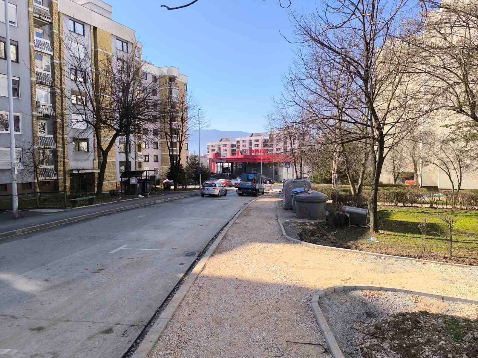 Asfaltiranje pješačkih staza, prilaza stambenim zgradama i požarnih puteva u Olimpijskoj ulici